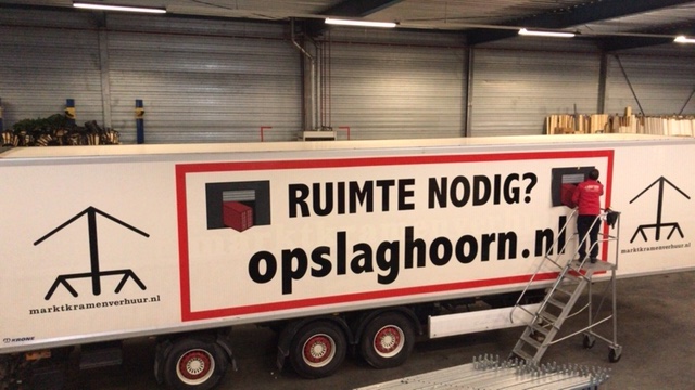 Foto van een vrachtwagen met het logo van Opslag Hoorn daarop